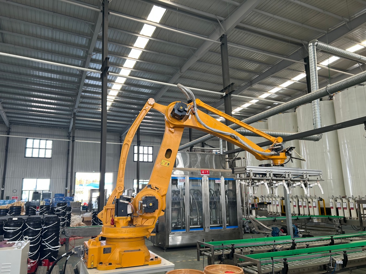 Lubricating oil packaging equipment