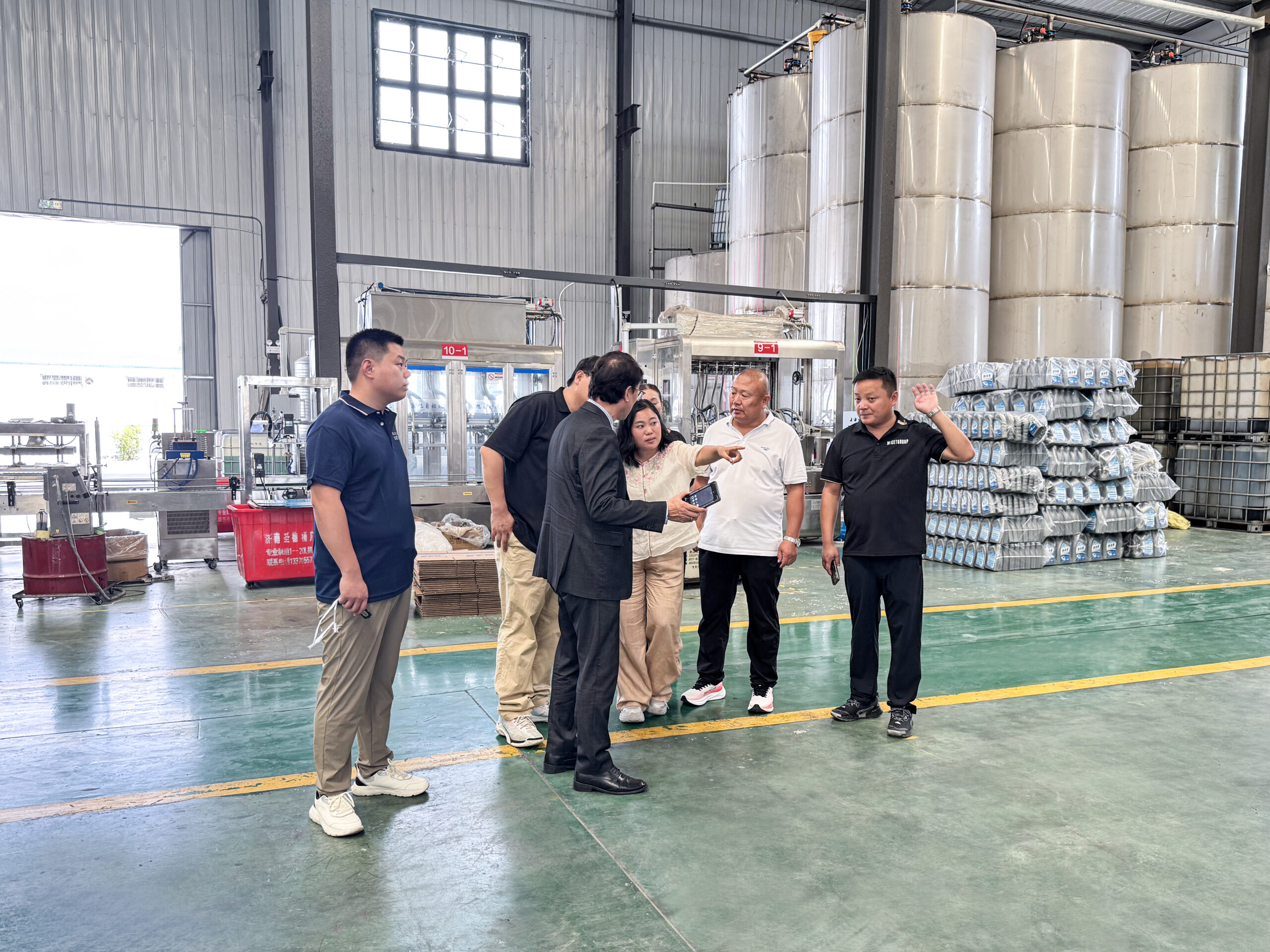 Korean customers visit the lubricant factory's production line Korean customers visit the lubricant factory's production line