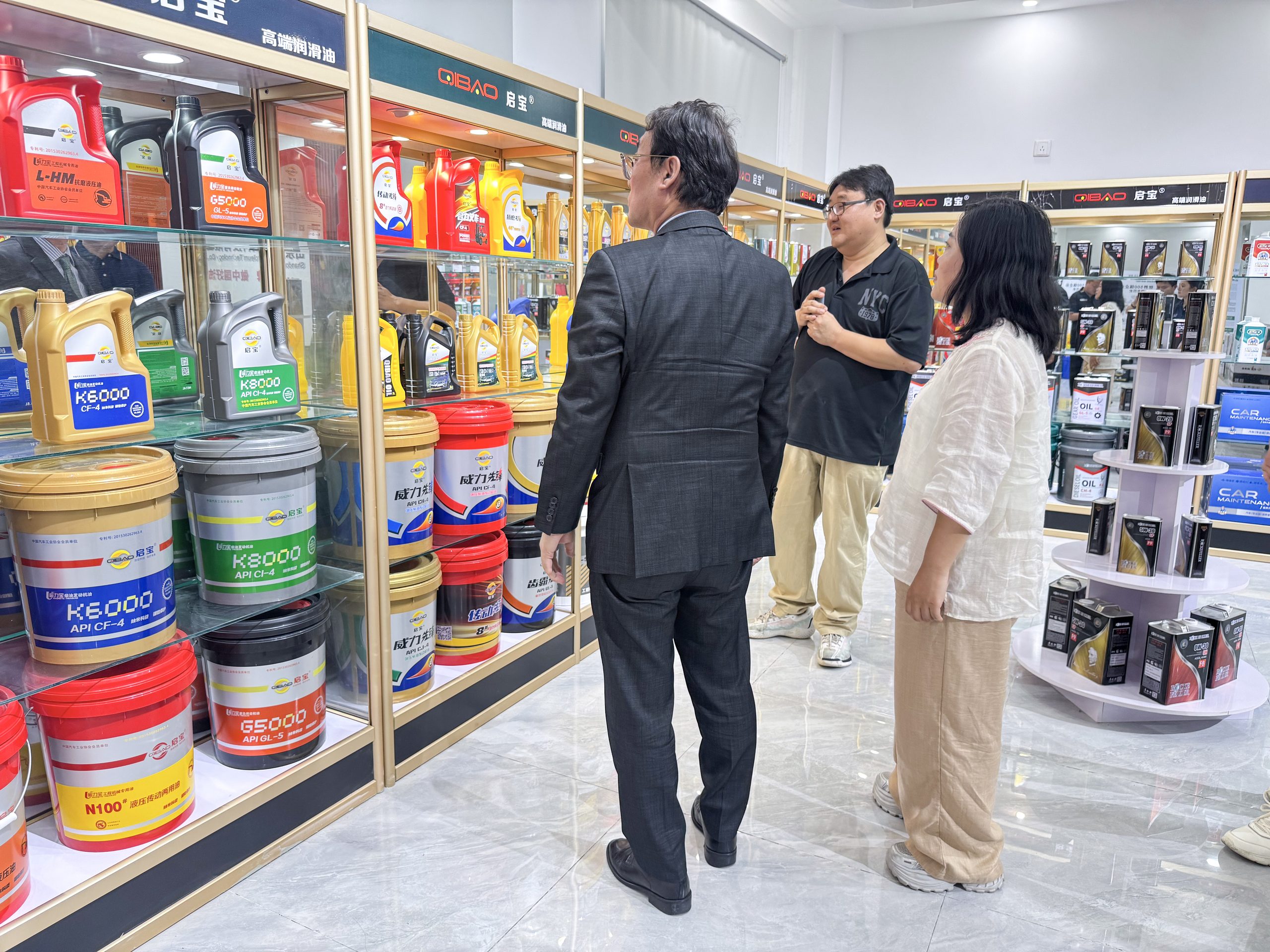 Korean customers visit the lubricant showroom Korean customers visit the lubricant showroom