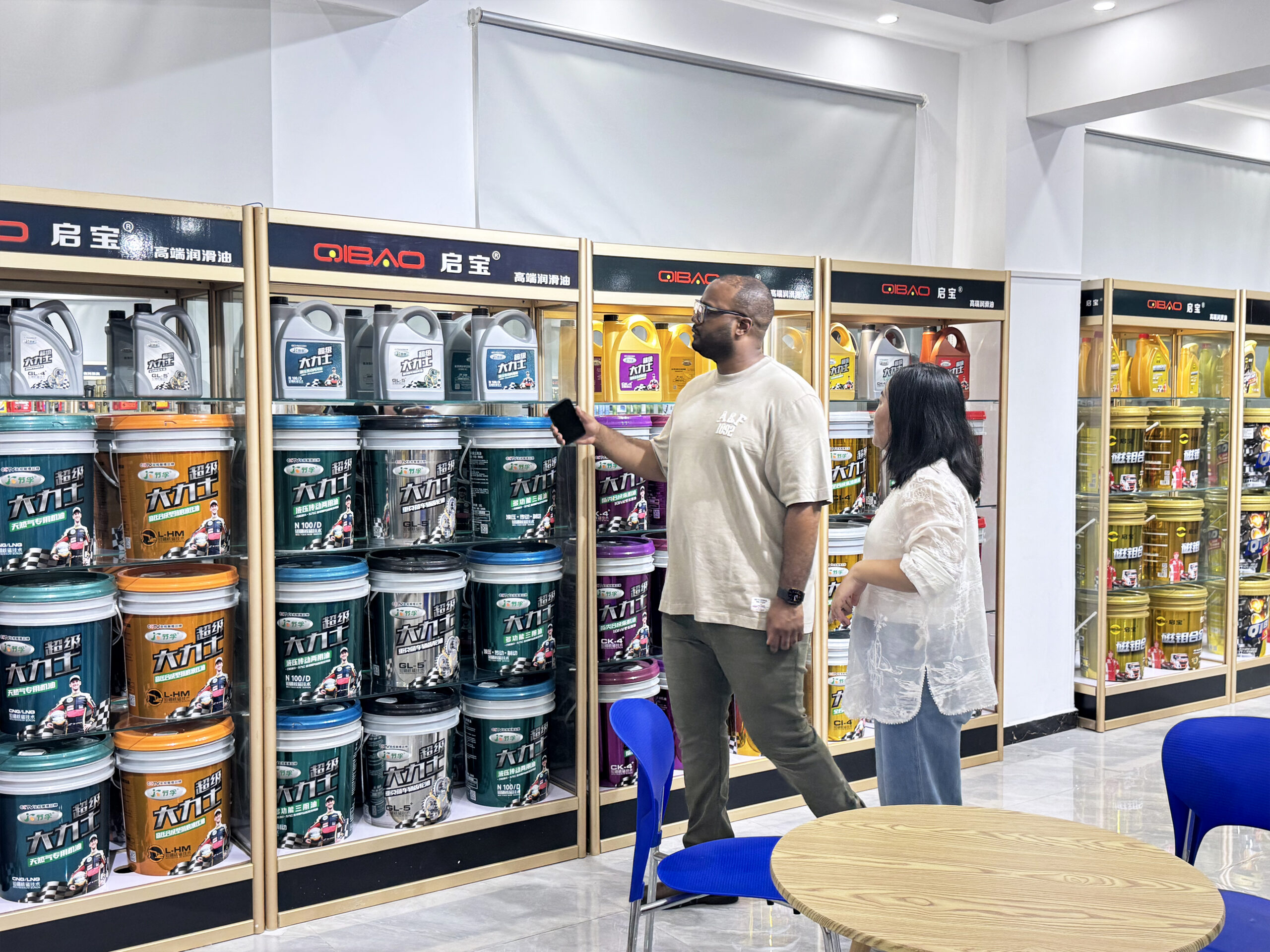 Customers are inspecting different types of lubricants at the Feller factory. Customers are inspecting different types of lubricants at the Feller factory.