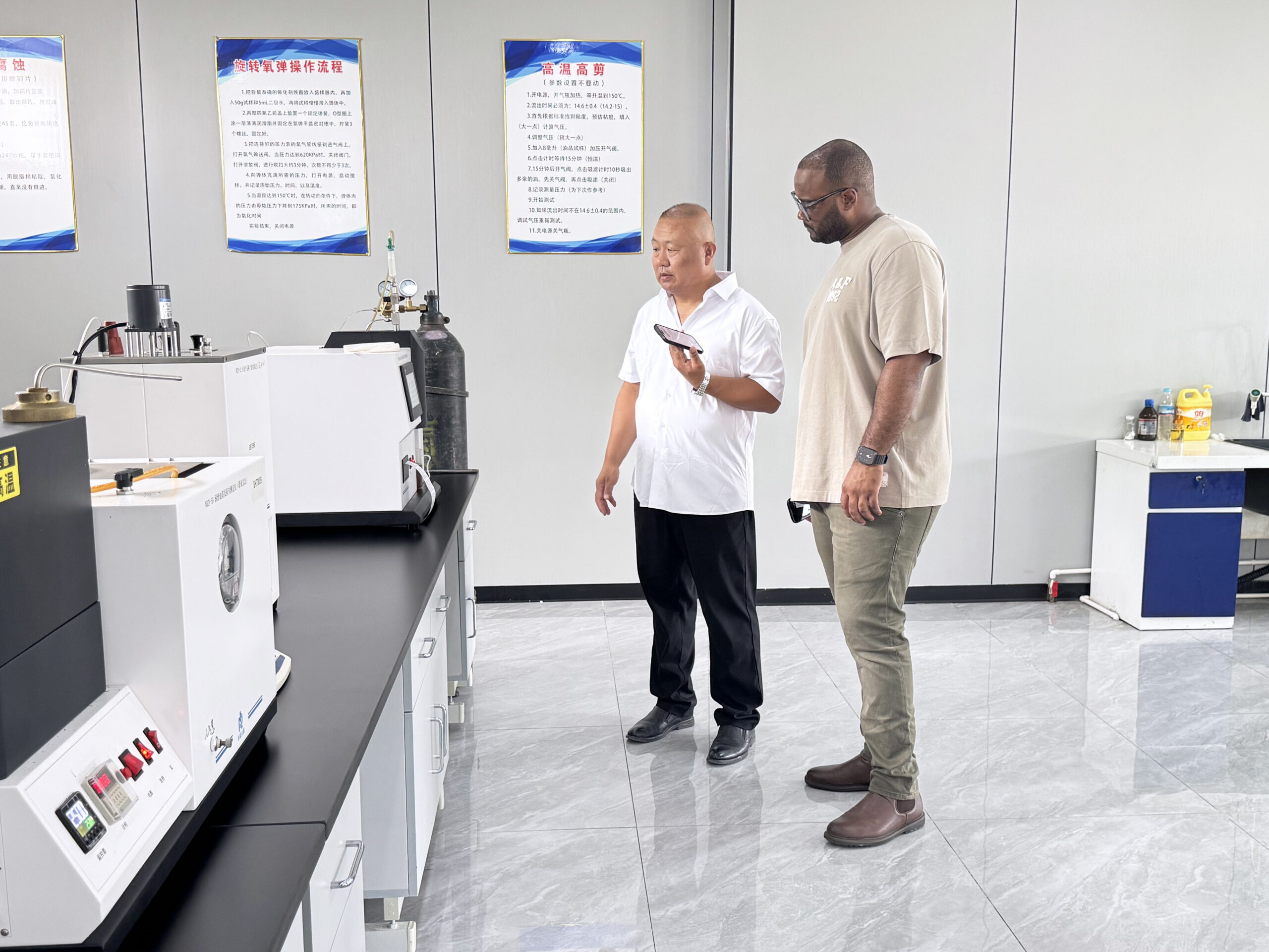 Customers are inspecting the lubricant testing laboratory at the Feller factory. Customers are inspecting the lubricant testing laboratory at the Feller factory.